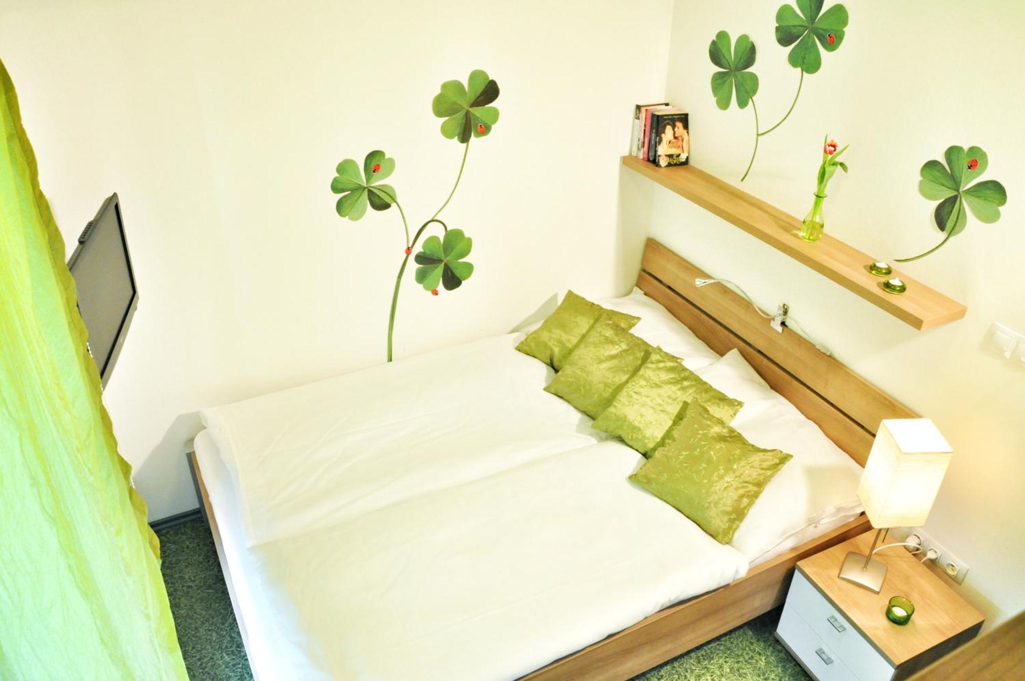 Design Hotel Romantick Trebon Bilik gambar